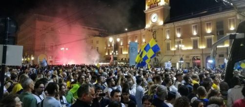 Il Parma accolto da una folla di tifosi in piazza Garibaldi