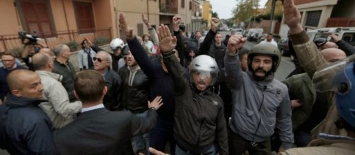 Saluto romano durante una manifestazione in piazza