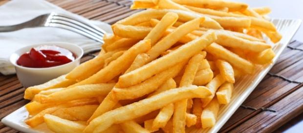 O excesso de uso do sal é um dos perigos do consumo da batata frita O excesso de uso do sal é um dos perigos do consumo da batata frita