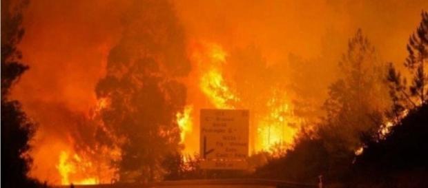 A imagem assustadora do incêndio (Reprodução/ Twitter) A imagem assustadora do incêndio (Reprodução/ Twitter)