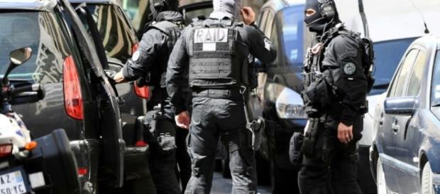 Attentat déjoué : les deux suspects arrêtés à Marseille présentés ... - liberation.fr Attentat déjoué : les deux suspects arrêtés à Marseille présentés ... - liberation.fr