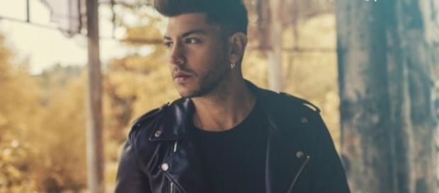 Benny Pierri nella cover del suo singolo di debutto "Lontano Da Qui", 2017 Benny Pierri nella cover del suo singolo di debutto "Lontano Da Qui", 2017