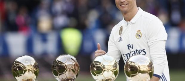 Cristiano Ronaldo dedica el Balón de Oro rodeado de leyendas del club - mundodeportivo.com Cristiano Ronaldo dedica el Balón de Oro rodeado de leyendas del club - mundodeportivo.com