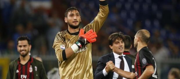Donnarumma giura fedeltà e bacia la maglia prima di rifiutare il rinnovo. Donnarumma giura fedeltà e bacia la maglia prima di rifiutare il rinnovo.