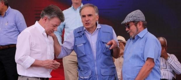 Juan Manuel Santos, izquierda, Jean Arnault, jefe de la “Misión de la ONU”, centro , Timochenko, derecha. Juan Manuel Santos, izquierda, Jean Arnault, jefe de la “Misión de la ONU”, centro , Timochenko, derecha.
