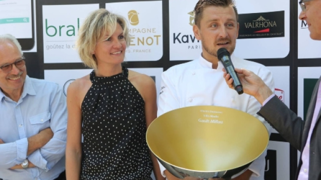 Marielle Droisneau (La Villa Madie),&nbsp; Dimitri Drosneau (La Villa Madie)&nbsp;et C&ocirc;me de Ch&eacute;risey (Pr&eacute;sident des guides Gault&Millau)
