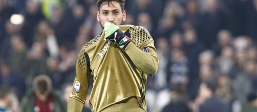 Il Milan avrebbe individuato il sostituto di Donnarumma (in alto)