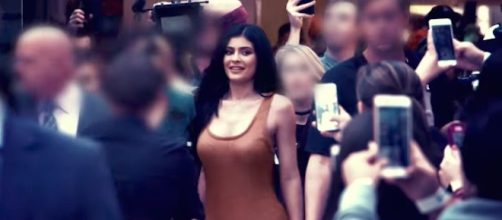 Kylie Jenner continues to attract attention in the outfits she wears out in public. [Image via E! Entertainment/YouTube]
