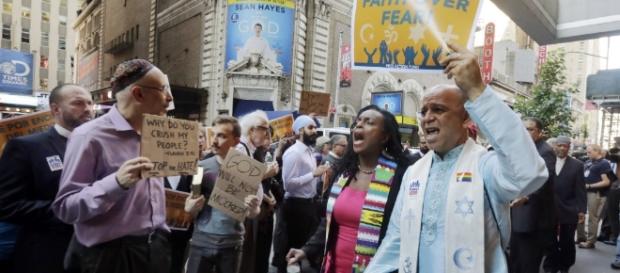 Faith groups across the country condemn Trump's ban on refugees ... - Blastingnews.com Faith groups across the country condemn Trump's ban on refugees ... - Blastingnews.com