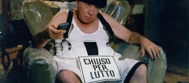 Paolo Villaggio nei panni del ragionier Ugo Fantozzi, il suo personaggio più famoso Paolo Villaggio nei panni del ragionier Ugo Fantozzi, il suo personaggio più famoso
