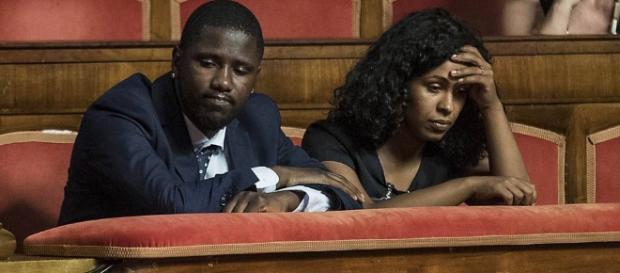 Ius soli, lo sconforto di due giovani che assistono alla bagarre ... - corriere.it Ius soli, lo sconforto di due giovani che assistono alla bagarre ... - corriere.it