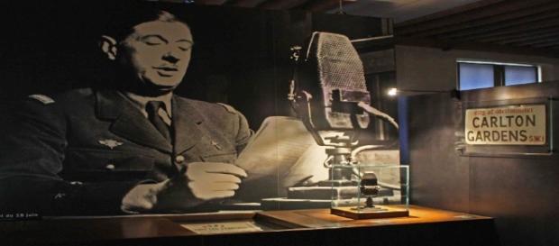 Le 18 juin 1940, le général de Gaulle, dans les locaux de la BBC, à Londres, appelle les Français à résister Le 18 juin 1940, le général de Gaulle, dans les locaux de la BBC, à Londres, appelle les Français à résister