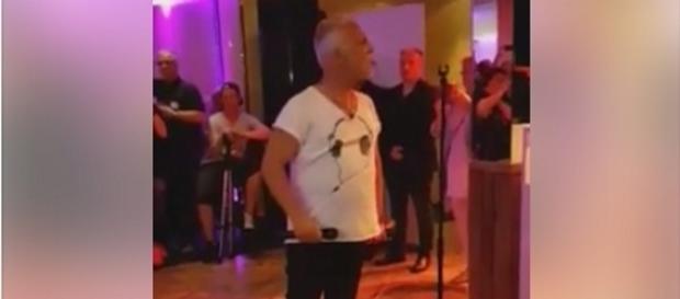 Nino de Angelo soll seinem Manager die Zunge rausgestreckt haben und alkoholisiert gewesen sein / Foto: Screen, Volker Loeschner/Facebook Nino de Angelo soll seinem Manager die Zunge rausgestreckt haben und alkoholisiert gewesen sein / Foto: Screen, Volker Loeschner/Facebook