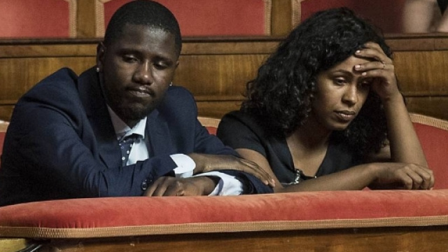 Ius soli, lo sconforto di due giovani che assistono alla bagarre ... - corriere.it