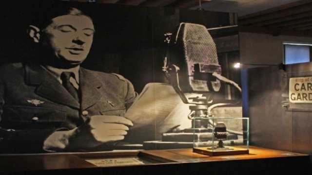 Le 18 juin 1940, le général de Gaulle, dans les locaux de la BBC, à Londres, appelle les Français à résister