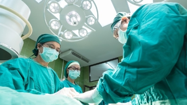 Un'equipe chirurgica al lavoro (pixabay.com).