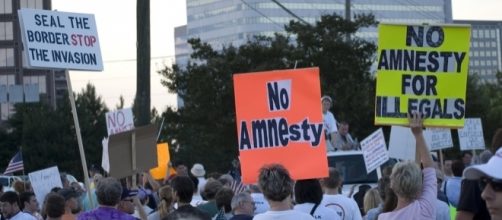 Anti-illegal immigrant protest in Vinnings, Georgia 2007 | Image by Mike Schinkel via Flickr:https://flic.kr/p/XpmPV | CC BY 2.0