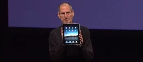 Steve Jobs presenting the iPad in 2010 (EverySteveJobsVideo / YouTube)