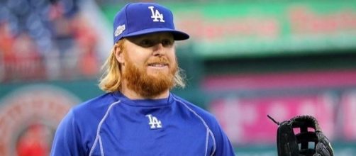 Turner hit a thrее-run hоmеr, Wikimedia Commons https://commons.wikimedia.org/wiki/File:2016-10-13_Justin_Turner_2.jpg