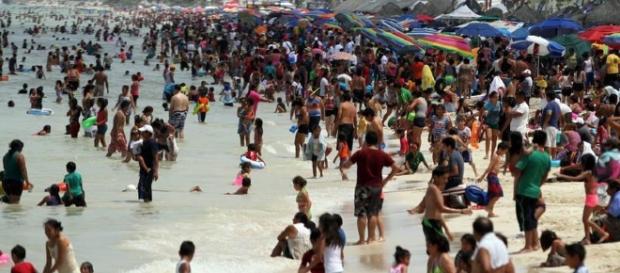 Aquí disfrutando de la playa con mi familia y algunos amigos Aquí disfrutando de la playa con mi familia y algunos amigos