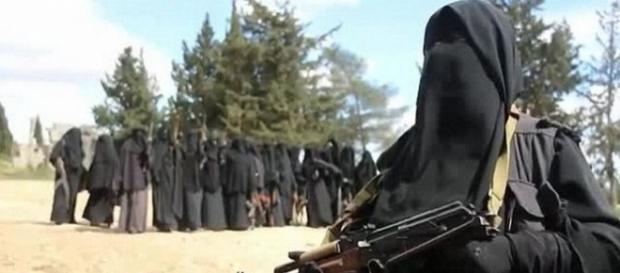 Lara Bombonati è stata fermata a Tortona. Già espulsa dalla Turchia, si occupava di logistica e supporto alle famiglie dei combattenti in Siria. Lara Bombonati è stata fermata a Tortona. Già espulsa dalla Turchia, si occupava di logistica e supporto alle famiglie dei combattenti in Siria.