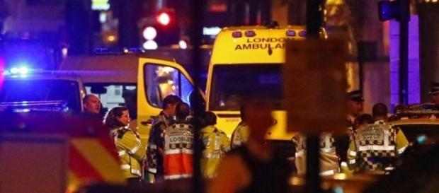 Londra, un furgone investe passanti a Finsbury Park, davanti a una moschea Londra, un furgone investe passanti a Finsbury Park, davanti a una moschea