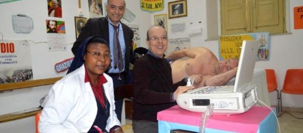Nella foto da sinistra: Suor Angel, il cardiochiurgo Giovanni Ruvolo e i cardiologo Giovanni Marrone Nella foto da sinistra: Suor Angel, il cardiochiurgo Giovanni Ruvolo e i cardiologo Giovanni Marrone