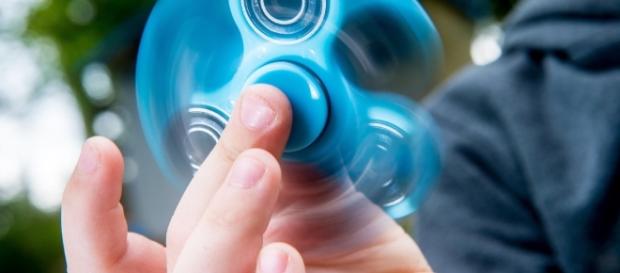 Para utilizar, basta segurar o centro do hand spinner com o polegar e outro dedo da mão e, depois, fazê-lo rodar utilizando um dos dedos livres Para utilizar, basta segurar o centro do hand spinner com o polegar e outro dedo da mão e, depois, fazê-lo rodar utilizando um dos dedos livres