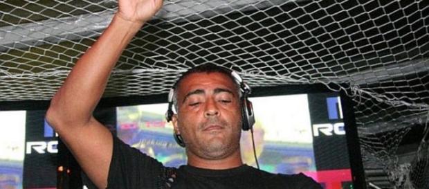 Romário sendo DJ e arrasando nas noitadas Romário sendo DJ e arrasando nas noitadas