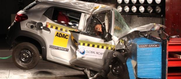 Um dos crash tests em que o Renault Kwid foi reprovado: imagine, leitor, você dentro do “novo SUV dos compactos” nesta prova, feita a 64 km/h Um dos crash tests em que o Renault Kwid foi reprovado: imagine, leitor, você dentro do “novo SUV dos compactos” nesta prova, feita a 64 km/h