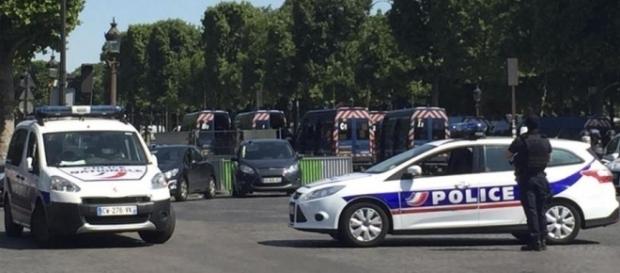Un auto si è scontrata contro una camionetta della Polizia a Parigi. Nuovo attacco terroristico, nessun ferito: guidatore arrestato. Un auto si è scontrata contro una camionetta della Polizia a Parigi. Nuovo attacco terroristico, nessun ferito: guidatore arrestato.