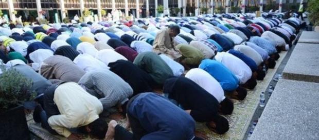 Un grupo de musulmanes reza en la mezquita de Regent's Park en Londres - teinteresa.es Un grupo de musulmanes reza en la mezquita de Regent's Park en Londres - teinteresa.es