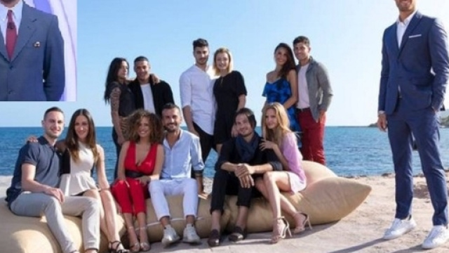 Il cast di Temptation Island, nel riquadro Gianfranco Apicerni