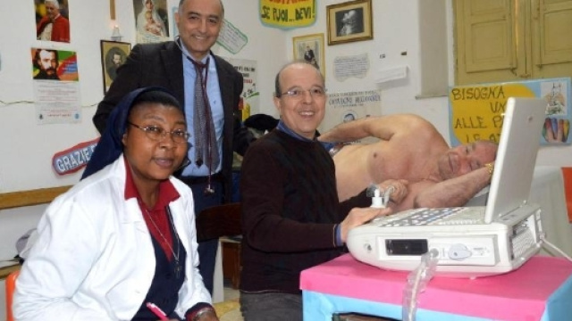Nella foto da sinistra: Suor Angel, il cardiochiurgo Giovanni Ruvolo e i cardiologo Giovanni Marrone