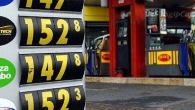 Rubava i cartelli dei prezzi dai distributori, denunciato 21enne - modenatoday.it