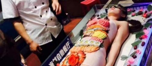 Mesa de sushi humana ficou revoltada depois de ter sido supostamente molestada por homem