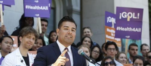 State Senator Ricardo Lara proposes single-payer for California / Photo via Rich Pedroncelli, AP