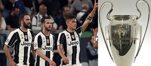 In foto alcuni calciatori della Juventus, a destra il prestigioso trofeo