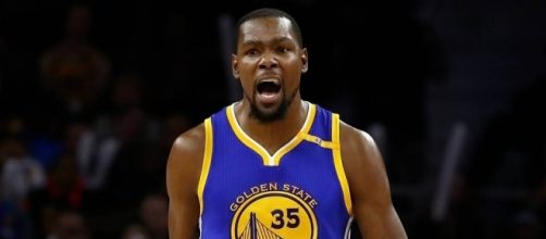 Kevin Durant and the Warriors sprinted to a 1-0 series lead in the 2017 NBA Finals. [Image via Blasting News image library/sportingnews.com]