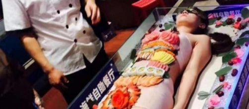 Mesa de sushi humana ficou revoltada depois de ter sido supostamente molestada por homem