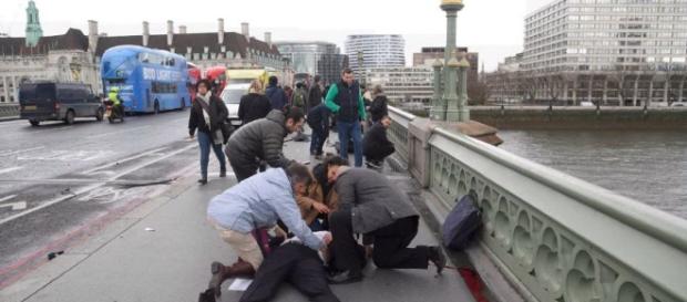 Attentato Londra, suv su folla davanti al Parlamento. "Ucciso ... - ilfattoquotidiano.it Attentato Londra, suv su folla davanti al Parlamento. "Ucciso ... - ilfattoquotidiano.it