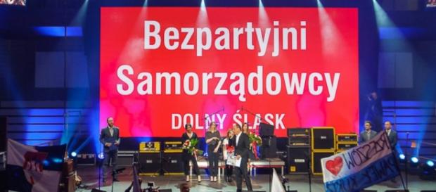 Bezpartyjni samorządowcy jeszcze z Pawłem Kukizem (fot. Oficjalny FB fanpage KWW Bezpartyjni Samorządowcy) Bezpartyjni samorządowcy jeszcze z Pawłem Kukizem (fot. Oficjalny FB fanpage KWW Bezpartyjni Samorządowcy)