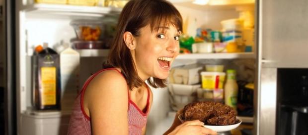 Comer à noite realmente faz mal e a ciência explica por quê Comer à noite realmente faz mal e a ciência explica por quê