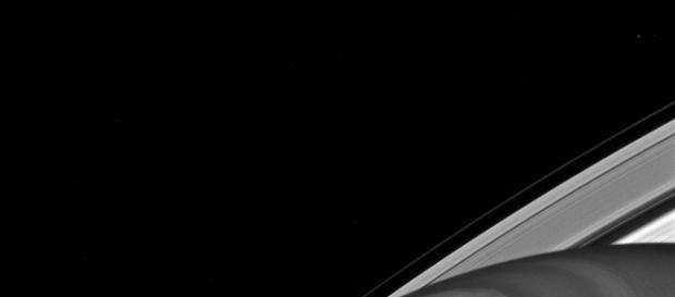 Esta foto fue adquirida a una distancia de aproximadamente 996.000 kilómetros de Saturno. La escala de la imagen es de 60 kilómetros por píxel. Esta foto fue adquirida a una distancia de aproximadamente 996.000 kilómetros de Saturno. La escala de la imagen es de 60 kilómetros por píxel.