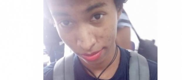 Garoto é 'oprimido' pela Diretora ao usar batom na escola Garoto é 'oprimido' pela Diretora ao usar batom na escola