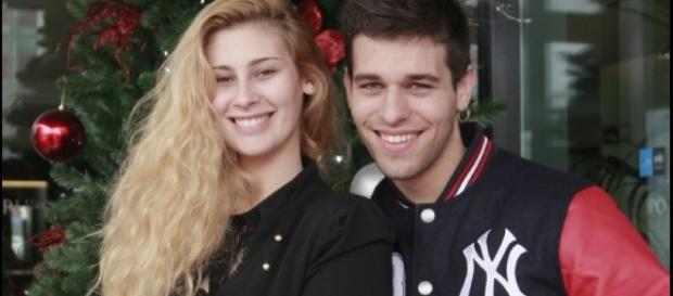 Os pais da criança são ex-concorrentes de reality shows. Os pais da criança são ex-concorrentes de reality shows.