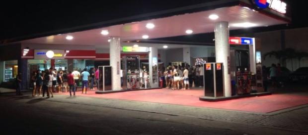 Petistas fazem festa em posto que começou as investigações da Lava Jato Petistas fazem festa em posto que começou as investigações da Lava Jato