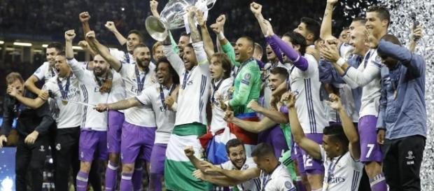 Real Madrid gana la copa por décima segunda vez. Foto vía Hindustan Times Real Madrid gana la copa por décima segunda vez. Foto vía Hindustan Times