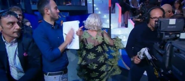 Selfie: Tina Cipollari furiosa lascia ancora lo studio. Selfie: Tina Cipollari furiosa lascia ancora lo studio.