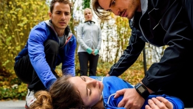 Adrian e William mentre soccorrono Clara.